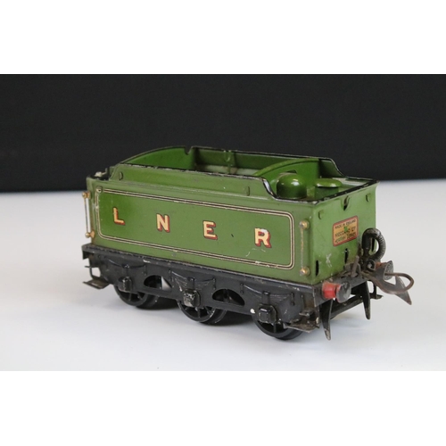 149 - Hornby O gauge Flying Scotsman 4-4-2 LNER 4472 locomotive in green, with tender