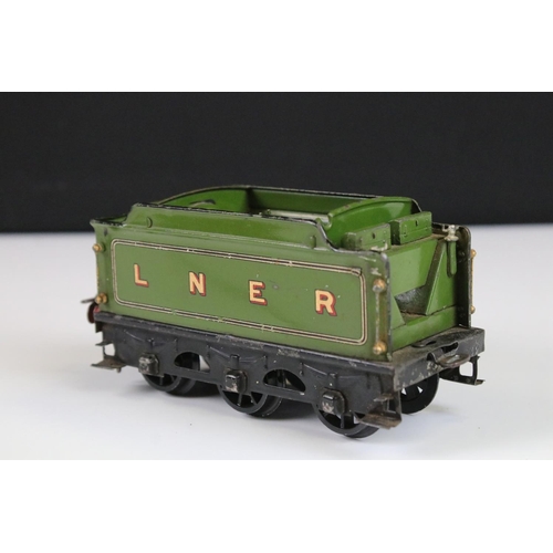 149 - Hornby O gauge Flying Scotsman 4-4-2 LNER 4472 locomotive in green, with tender