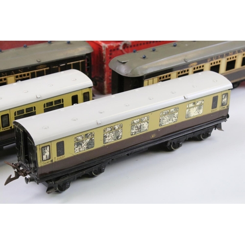 164 - Eight Hornby O gauge items of rolling stock to include 4 x boxed examples (No 2 Passenger Coach, No ... 