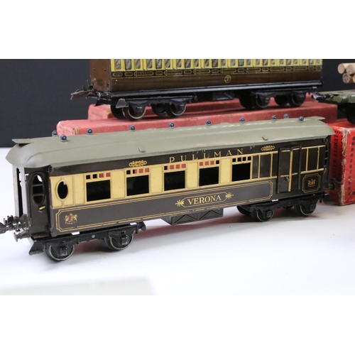 164 - Eight Hornby O gauge items of rolling stock to include 4 x boxed examples (No 2 Passenger Coach, No ... 