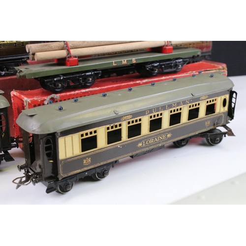 164 - Eight Hornby O gauge items of rolling stock to include 4 x boxed examples (No 2 Passenger Coach, No ... 