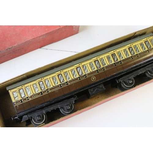 164 - Eight Hornby O gauge items of rolling stock to include 4 x boxed examples (No 2 Passenger Coach, No ... 