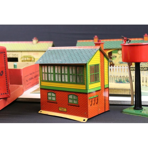 165 - Hornby O gauge station platform buildings (both variants) with 'Windsor' platform parts plus 3 x box... 