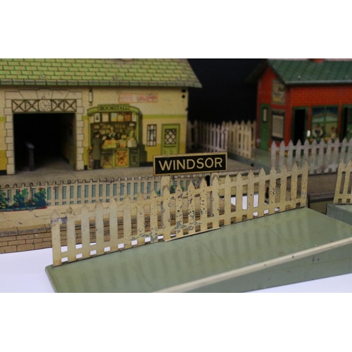 165 - Hornby O gauge station platform buildings (both variants) with 'Windsor' platform parts plus 3 x box... 