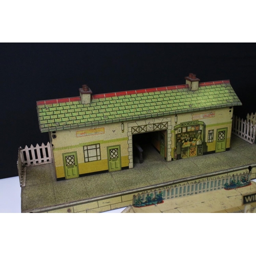 165 - Hornby O gauge station platform buildings (both variants) with 'Windsor' platform parts plus 3 x box... 