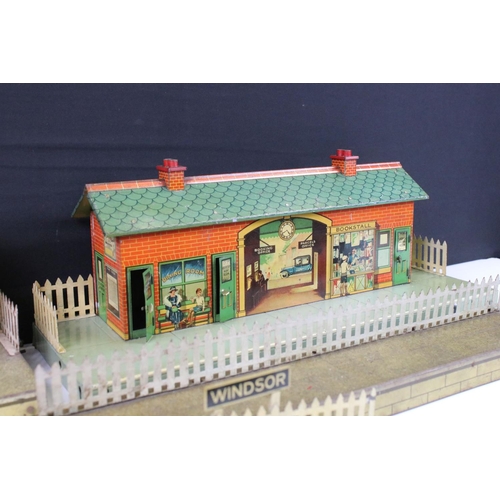 165 - Hornby O gauge station platform buildings (both variants) with 'Windsor' platform parts plus 3 x box... 