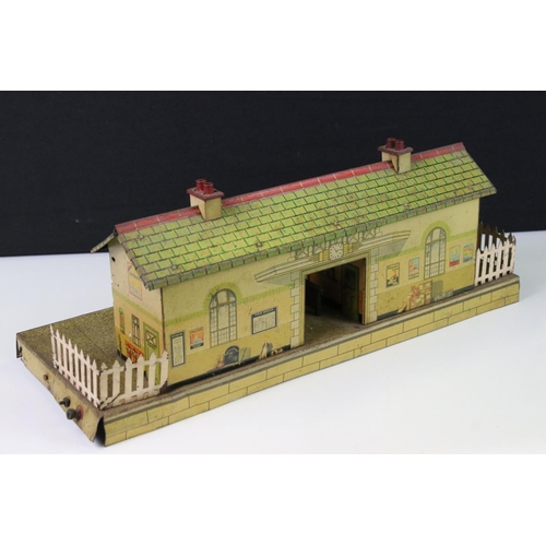 165 - Hornby O gauge station platform buildings (both variants) with 'Windsor' platform parts plus 3 x box... 