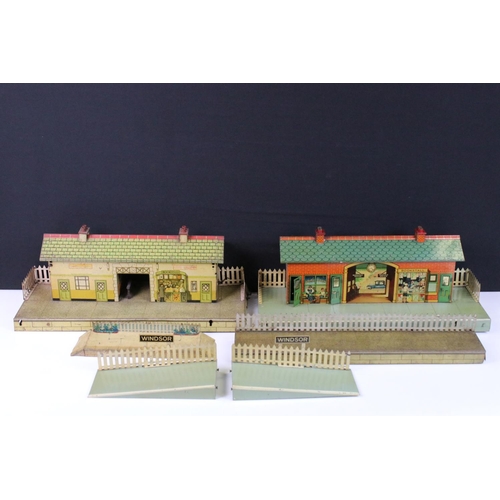 165 - Hornby O gauge station platform buildings (both variants) with 'Windsor' platform parts plus 3 x box... 