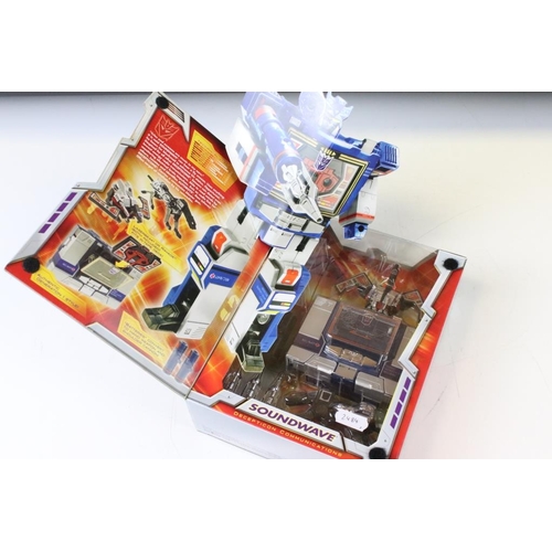 1407 - Transformers - Three boxed contemporary figures to include Hasbro Commemorative Edition Soundwave, M... 