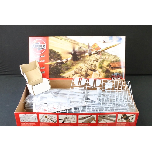 370 - Boxed 1:24 scale Airfix A19004 Grumman F6F-5 Hellcat plastic model kit military aircraft together wi... 