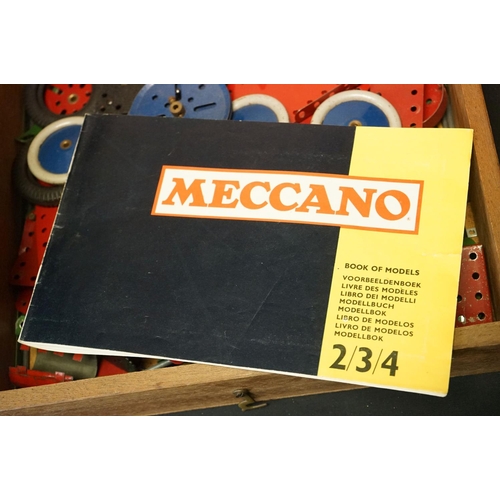 230A - Meccano - A collection of early-to-mid 20th C Meccano, a variety of parts of varying colours, to inc... 