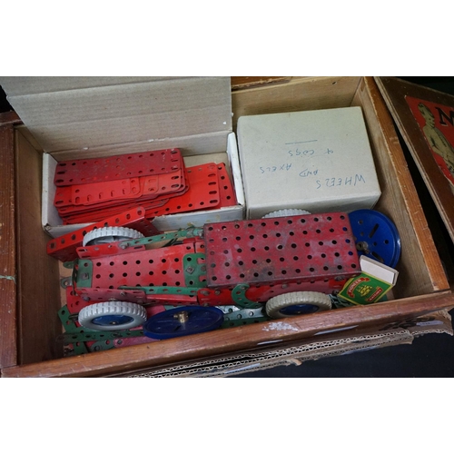 230A - Meccano - A collection of early-to-mid 20th C Meccano, a variety of parts of varying colours, to inc... 