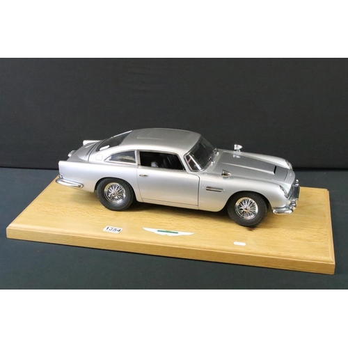 1354 - 1/8 Scale James Bond Aston Martin DB5 kit built diecast model, produced by Eaglemoss for home assemb... 