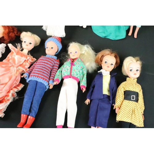 444 - Sindy - Nine Sindy fashion dolls (clothed), together with a Sindy horse and a quantity of clothing &... 