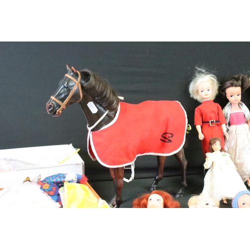 444 - Sindy - Nine Sindy fashion dolls (clothed), together with a Sindy horse and a quantity of clothing &... 