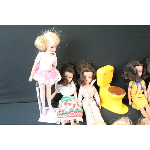 445 - Sindy - 14 Play worn Sindy fashion dolls (featuring 4 x 2nd Gen examples), together with a small qua... 