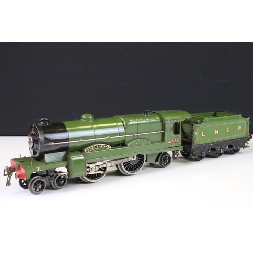 148 - Hornby O gauge 4-4-0 County of Bedford GWR 3821 locomotive with tender, green livery, showing wear a... 