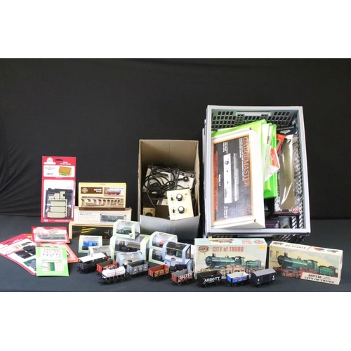 126 - Quantity of OO gauge model railway to include 9 x items of rolling stock, 9 x cased Oxford diecast m... 