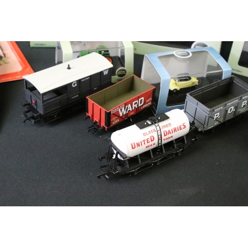 126 - Quantity of OO gauge model railway to include 9 x items of rolling stock, 9 x cased Oxford diecast m... 