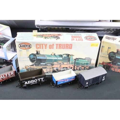 126 - Quantity of OO gauge model railway to include 9 x items of rolling stock, 9 x cased Oxford diecast m... 