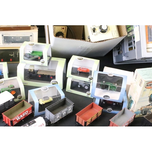 126 - Quantity of OO gauge model railway to include 9 x items of rolling stock, 9 x cased Oxford diecast m... 