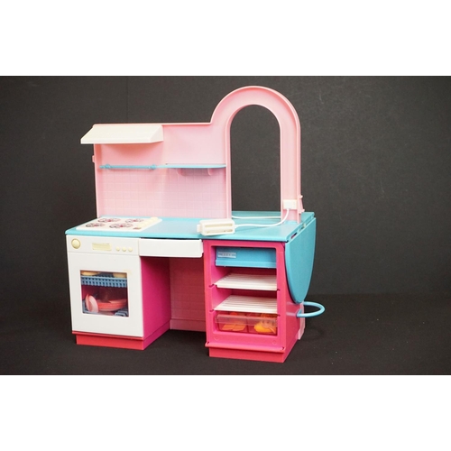 447 - Sindy - Three boxed Hasbro Sindy sets to include Fashion Boutique (8772), Kitchen Cafe (8733) and Lu... 