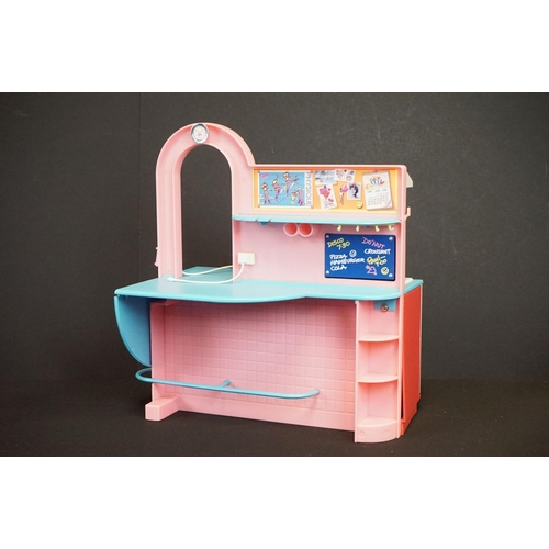 447 - Sindy - Three boxed Hasbro Sindy sets to include Fashion Boutique (8772), Kitchen Cafe (8733) and Lu... 