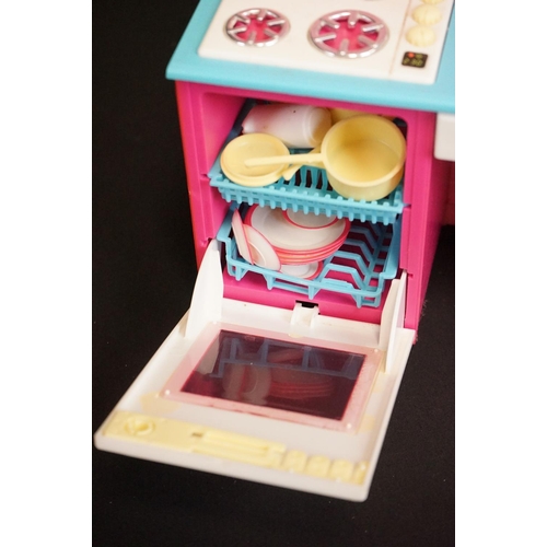 447 - Sindy - Three boxed Hasbro Sindy sets to include Fashion Boutique (8772), Kitchen Cafe (8733) and Lu... 