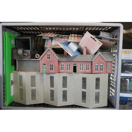 127 - Collection of OO gauge model railway accessories to include built and unbuilt card trackside buildii... 