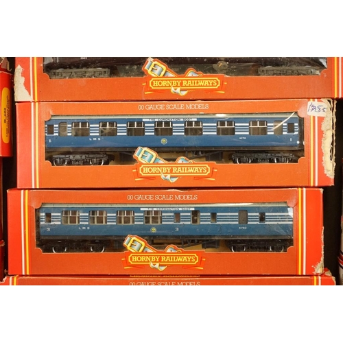 129 - 21 Boxed OO gauge items of rolling stock to include 17 x Hornby/Triang and 3 x Lima, mainly coaches,... 