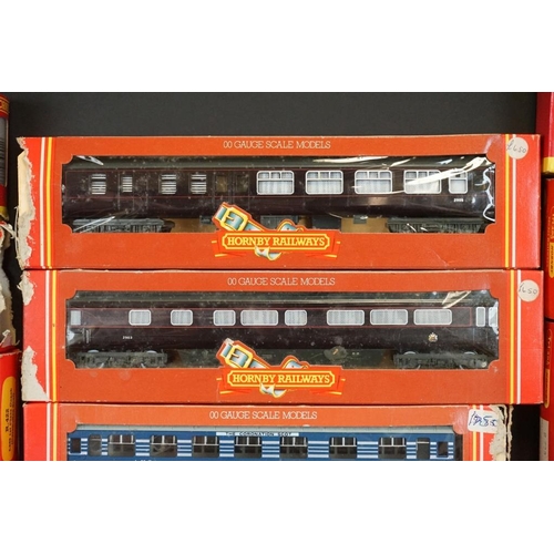 129 - 21 Boxed OO gauge items of rolling stock to include 17 x Hornby/Triang and 3 x Lima, mainly coaches,... 