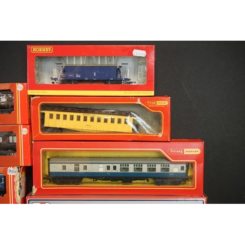 129 - 21 Boxed OO gauge items of rolling stock to include 17 x Hornby/Triang and 3 x Lima, mainly coaches,... 