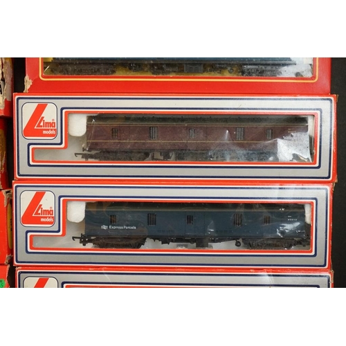 129 - 21 Boxed OO gauge items of rolling stock to include 17 x Hornby/Triang and 3 x Lima, mainly coaches,... 