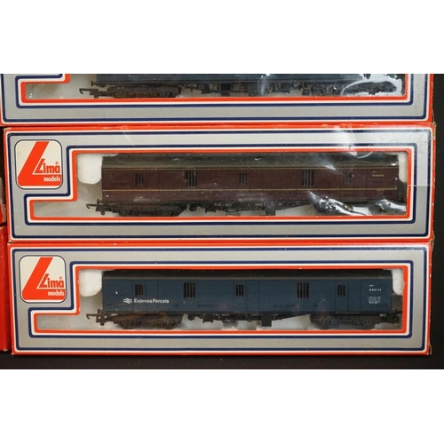 129 - 21 Boxed OO gauge items of rolling stock to include 17 x Hornby/Triang and 3 x Lima, mainly coaches,... 