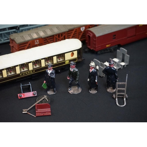 130 - Collection of Triang OO gauge model railway to include 6 x locomotives and 16 x items of rolling sto... 