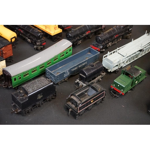 130 - Collection of Triang OO gauge model railway to include 6 x locomotives and 16 x items of rolling sto... 