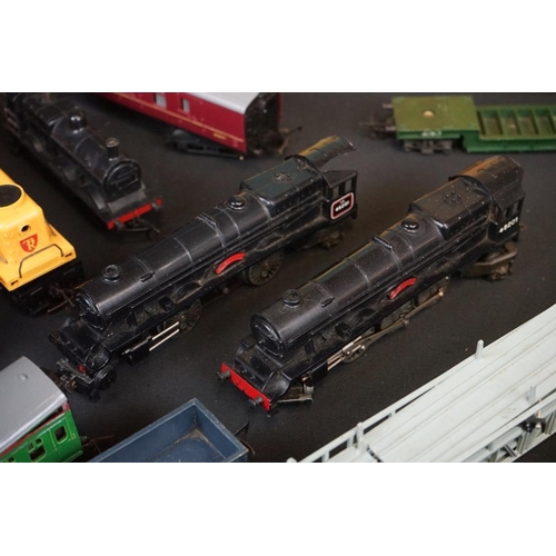 130 - Collection of Triang OO gauge model railway to include 6 x locomotives and 16 x items of rolling sto... 