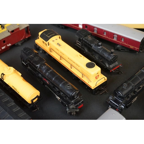 130 - Collection of Triang OO gauge model railway to include 6 x locomotives and 16 x items of rolling sto... 