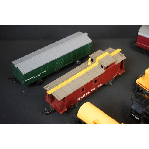 130 - Collection of Triang OO gauge model railway to include 6 x locomotives and 16 x items of rolling sto... 