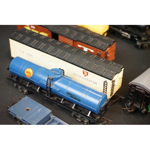 130 - Collection of Triang OO gauge model railway to include 6 x locomotives and 16 x items of rolling sto... 