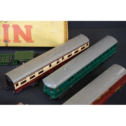 130 - Collection of Triang OO gauge model railway to include 6 x locomotives and 16 x items of rolling sto... 