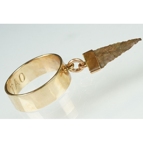 100 - 9ct yellow gold ring with a mounted Native American flint arrow head, length approx 2cm, band width ... 