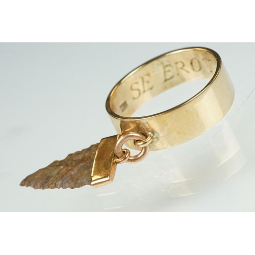 100 - 9ct yellow gold ring with a mounted Native American flint arrow head, length approx 2cm, band width ... 