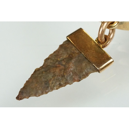 100 - 9ct yellow gold ring with a mounted Native American flint arrow head, length approx 2cm, band width ... 