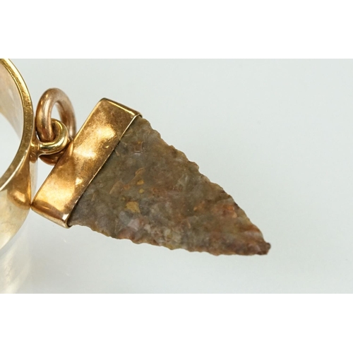 100 - 9ct yellow gold ring with a mounted Native American flint arrow head, length approx 2cm, band width ... 