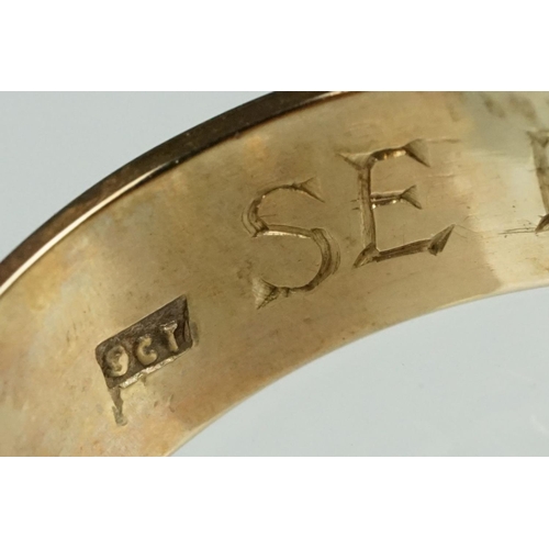 100 - 9ct yellow gold ring with a mounted Native American flint arrow head, length approx 2cm, band width ... 