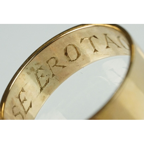 100 - 9ct yellow gold ring with a mounted Native American flint arrow head, length approx 2cm, band width ... 