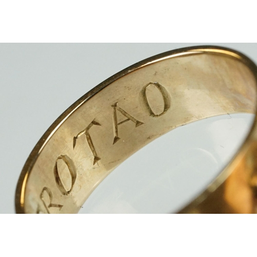 100 - 9ct yellow gold ring with a mounted Native American flint arrow head, length approx 2cm, band width ... 