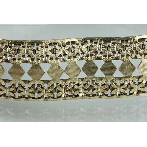 114 - 9ct yellow gold fancy link bracelet, textured links, width approx 15mm, tongue and box clasp, safety... 