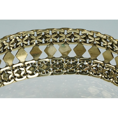 114 - 9ct yellow gold fancy link bracelet, textured links, width approx 15mm, tongue and box clasp, safety... 